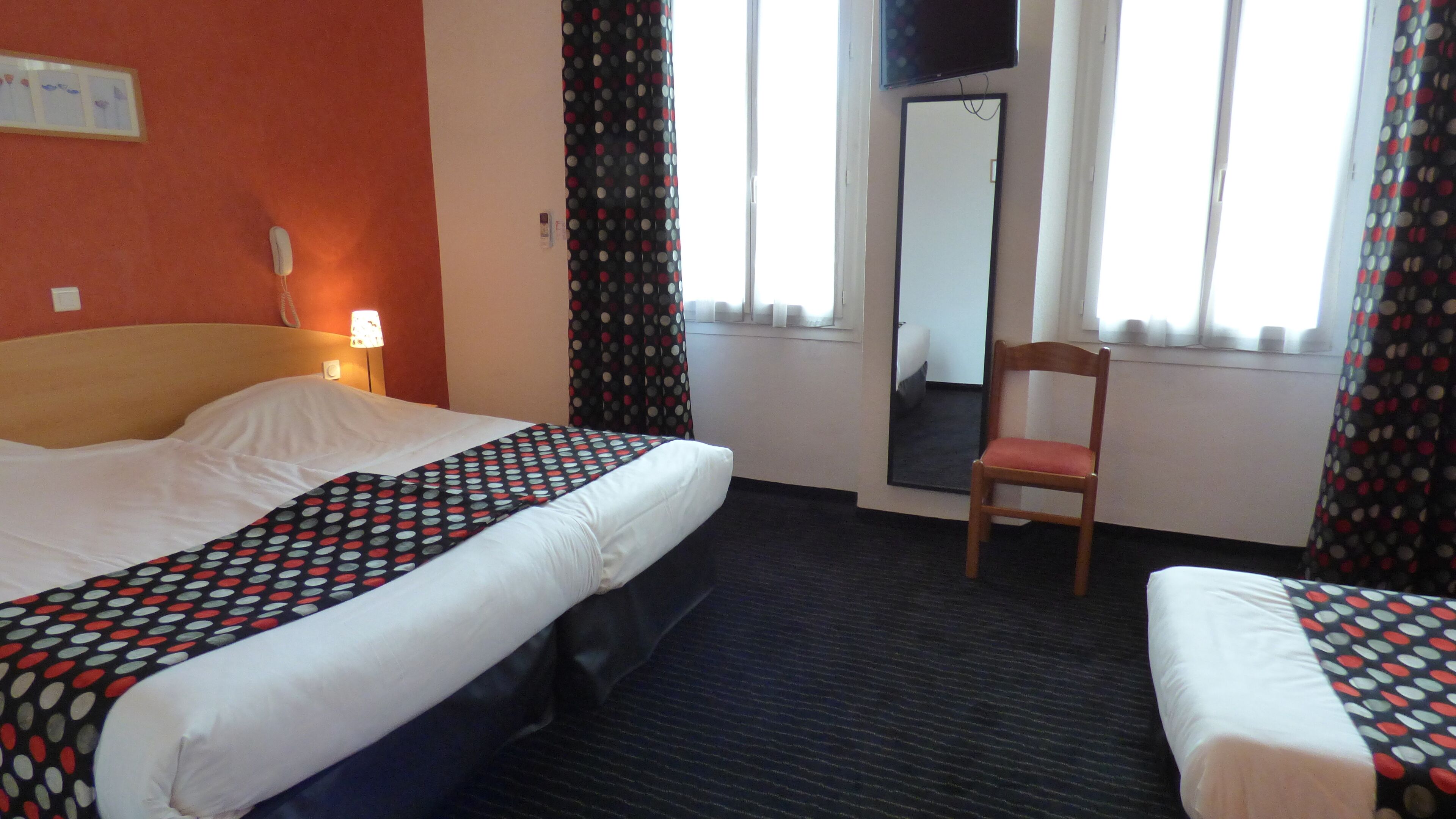 triple room | desk, soundproofing, iron/ironing board, bed sheets