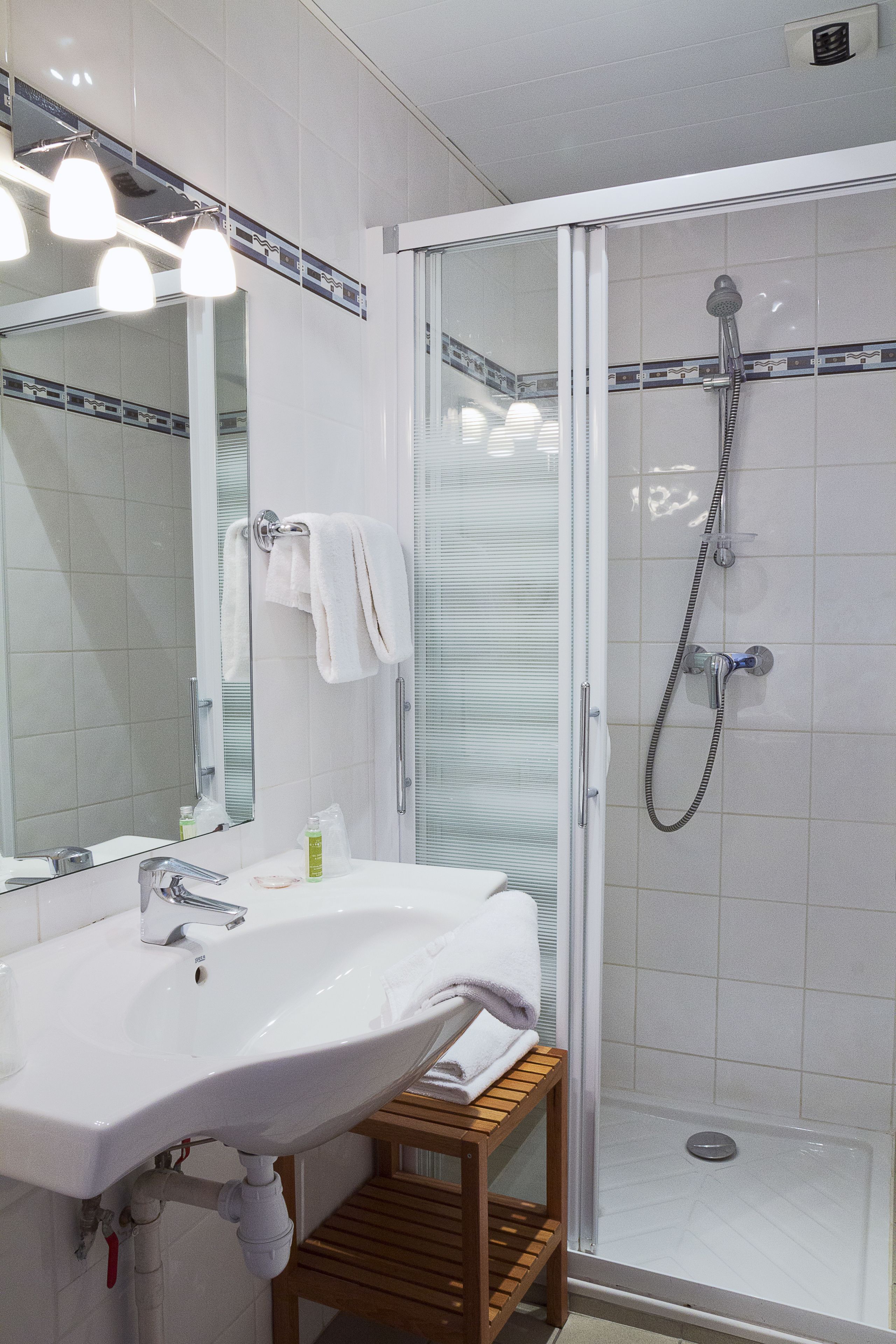double room | bathroom | free toiletries, hair dryer, towels