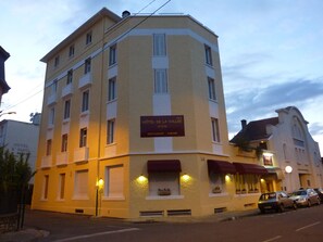 Voorkant accommodatie - avond/nacht