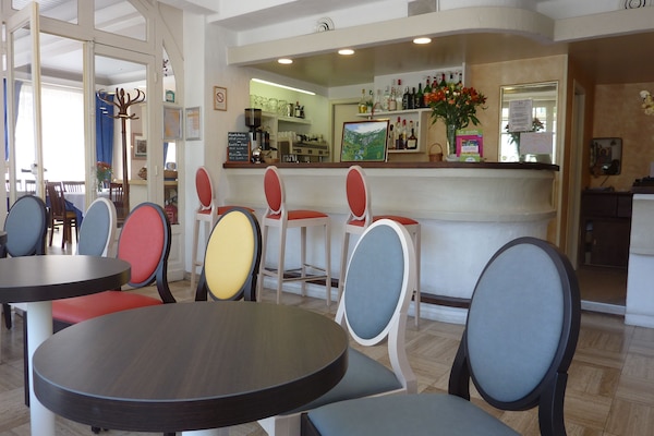 Bar (trong khuôn viên)