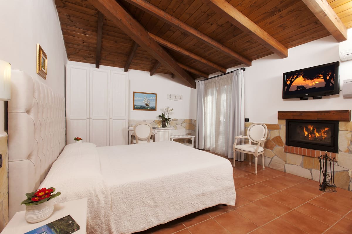 Family Room | 1 bedroom, premium bedding, memory-foam beds, in-room safe