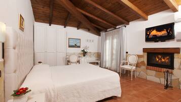Family Room | 1 bedroom, premium bedding, memory-foam beds, in-room safe