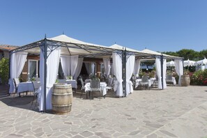 Aperto a colazione e pranzo, con vista sulla piscina 