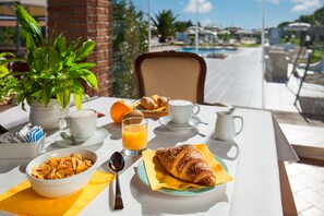 供应早餐（每人 EUR 15）