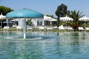 2 piscine all'aperto, ombrelloni da piscina, lettini
