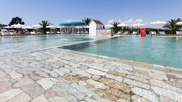 2 udendørs pools, parasoller, liggestole