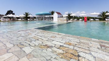 2 piscines extérieures, parasols de plage, chaises longues