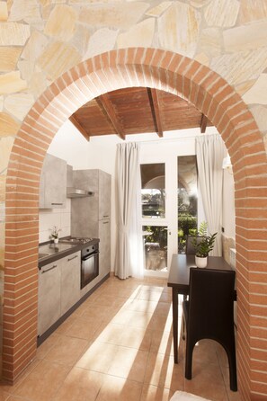 Phòng Suite, quang cảnh vườn | Bếp riêng | Dụng cụ pha cà phê/trà 