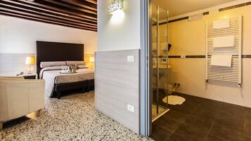 Habitación cuádruple | Camas Select Comfort, escritorio, wifi gratis y ropa de cama