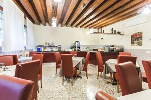 Desayuno con opciones de la cocina local diario (EUR 13 por persona)