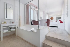 Suite Junior, terrasse | Salle de bain