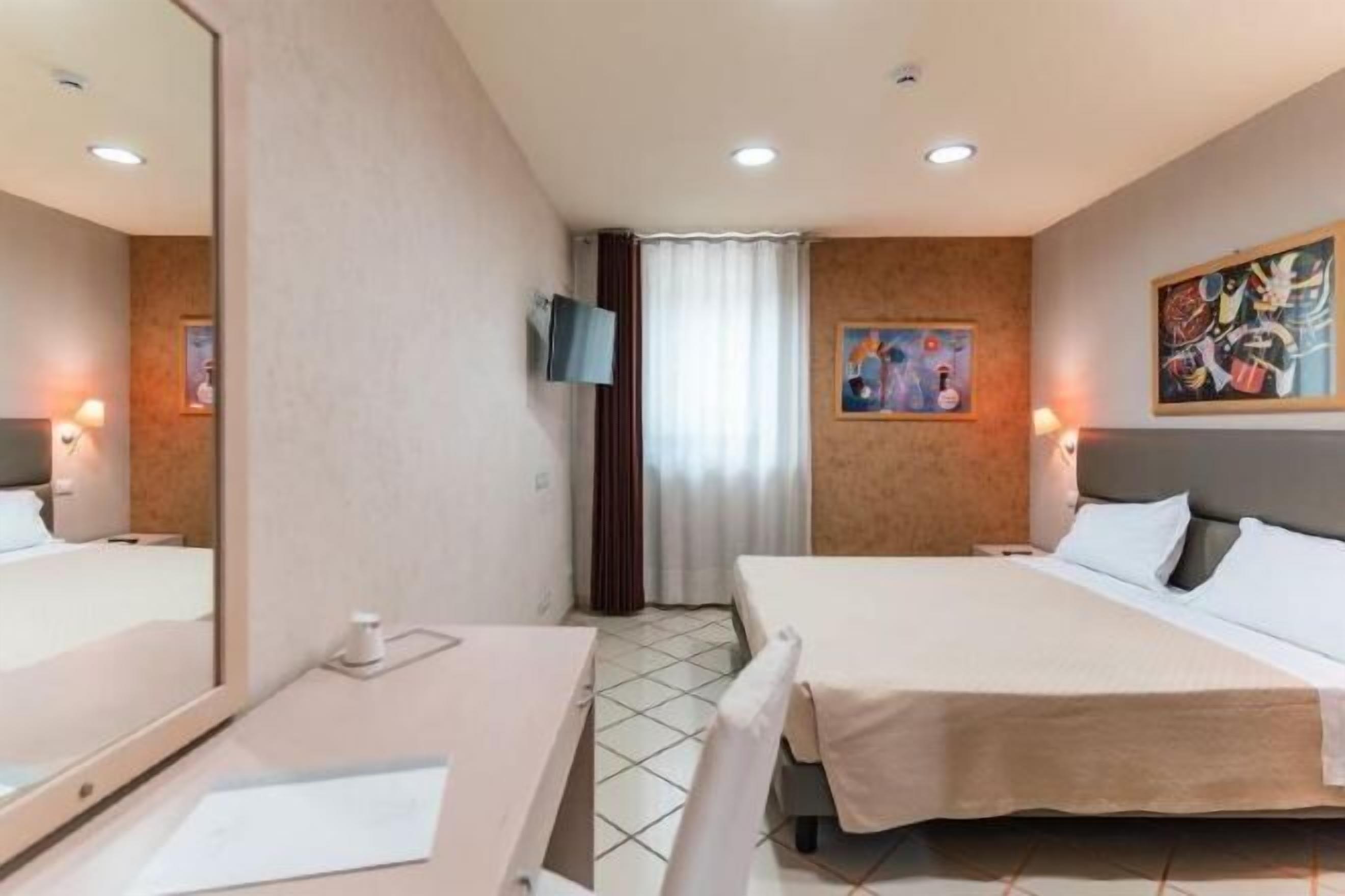 Luxe beddengoed, een minibar, een kluis op de kamer, een bureau