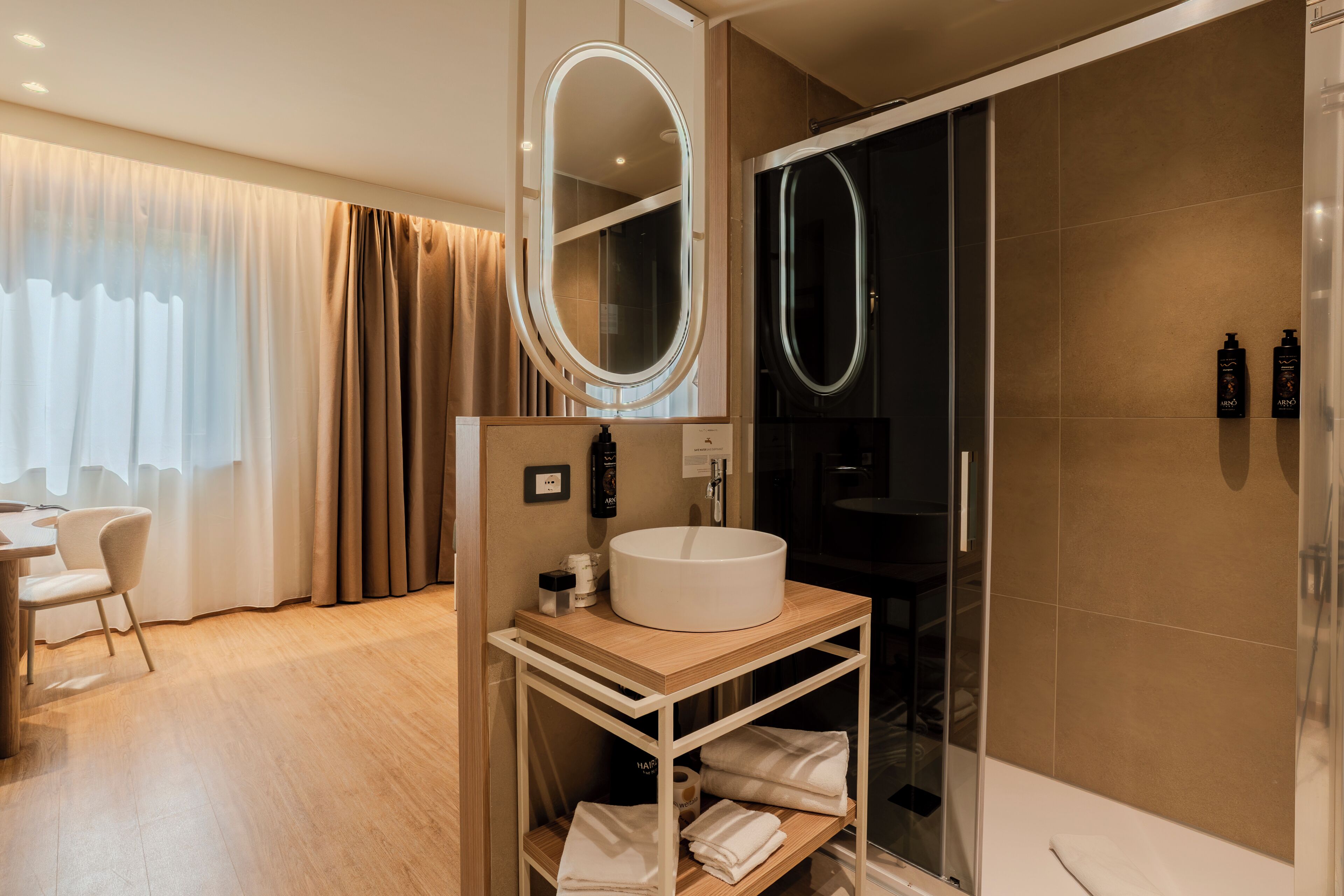 Kamar Deluks, Beberapa Tempat Tidur, Bebas Asap Rokok | Kamar mandi | Shower, pengering rambut, kloset, dan handuk