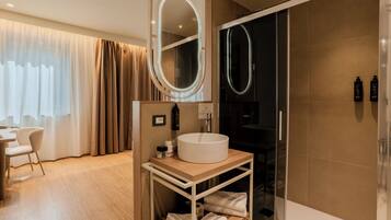 Kamar Deluks, Beberapa Tempat Tidur, Bebas Asap Rokok | Kamar mandi | Shower, pengering rambut, kloset, dan handuk
