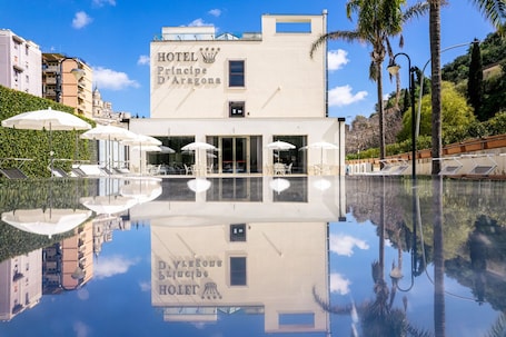 Outdoor pool, open 9:30 AM to 8:00 PM, pool umbrellas, sun loungers. Modica Inn Centro, BW Premier Collection