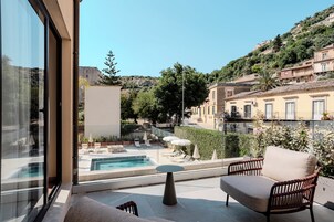 Luxe beddengoed, een minibar, een kluis op de kamer, een bureau