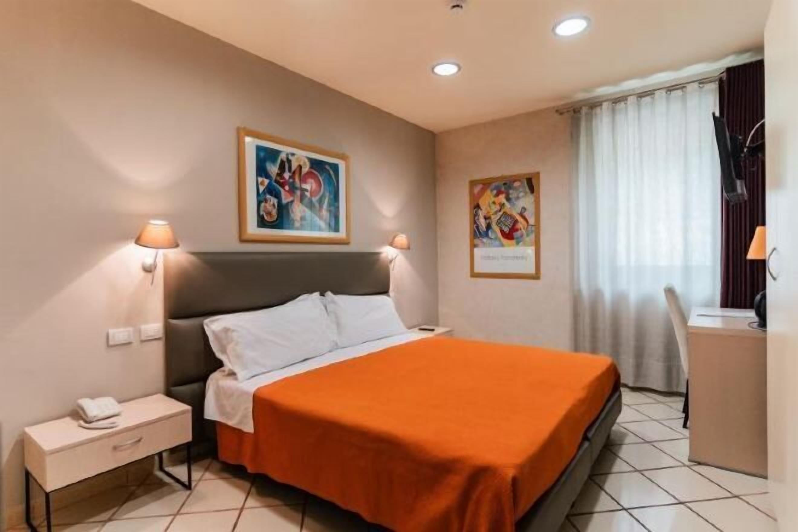 Luxe beddengoed, een minibar, een kluis op de kamer, een bureau