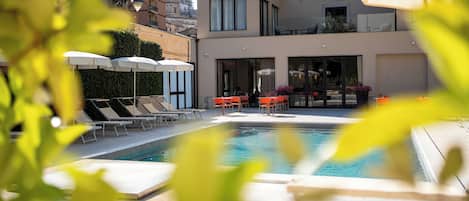Piscina externa, funciona das 9h30 às 20h, guarda-sóis, espreguiçadeiras