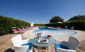 Utendørsbasseng, bassengparasoller og solsenger