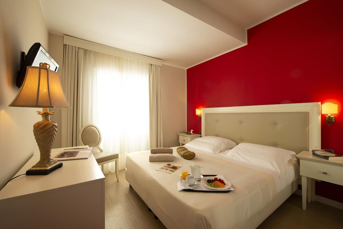 quadruple room | minibar, in-room safe, desk, soundproofing
