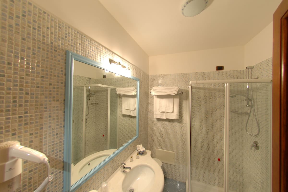 Dusche, Regendusche, kostenlose Toilettenartikel, Haartrockner