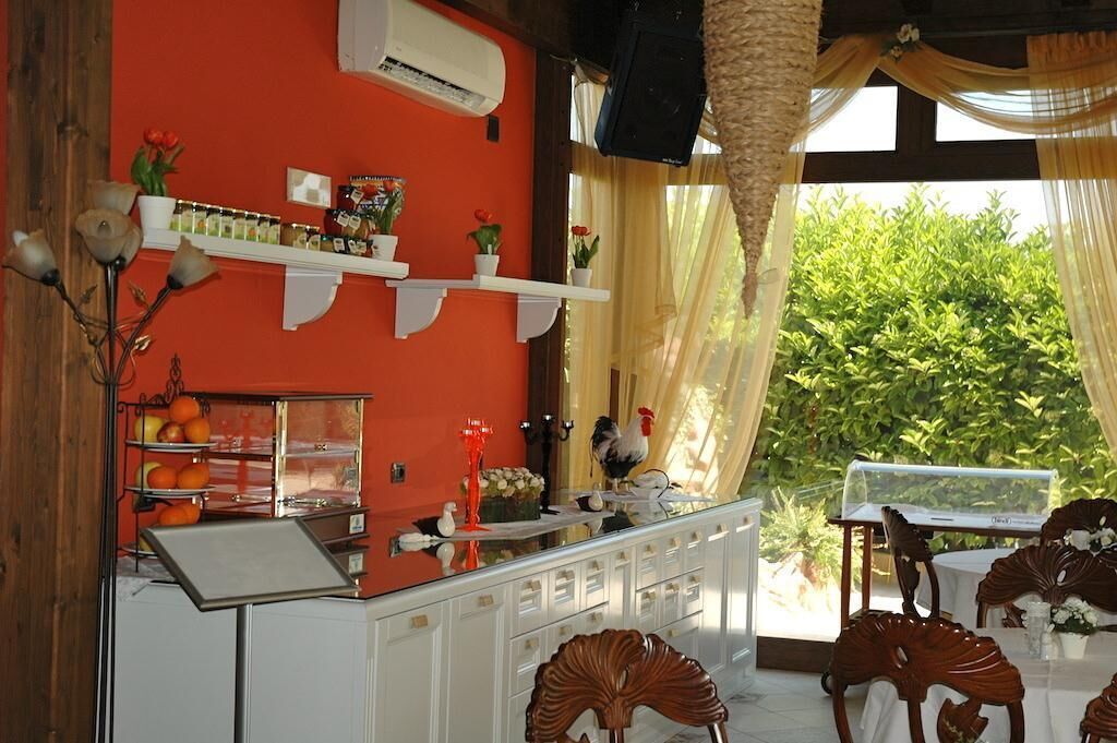 breakfast, lunch and dinner served