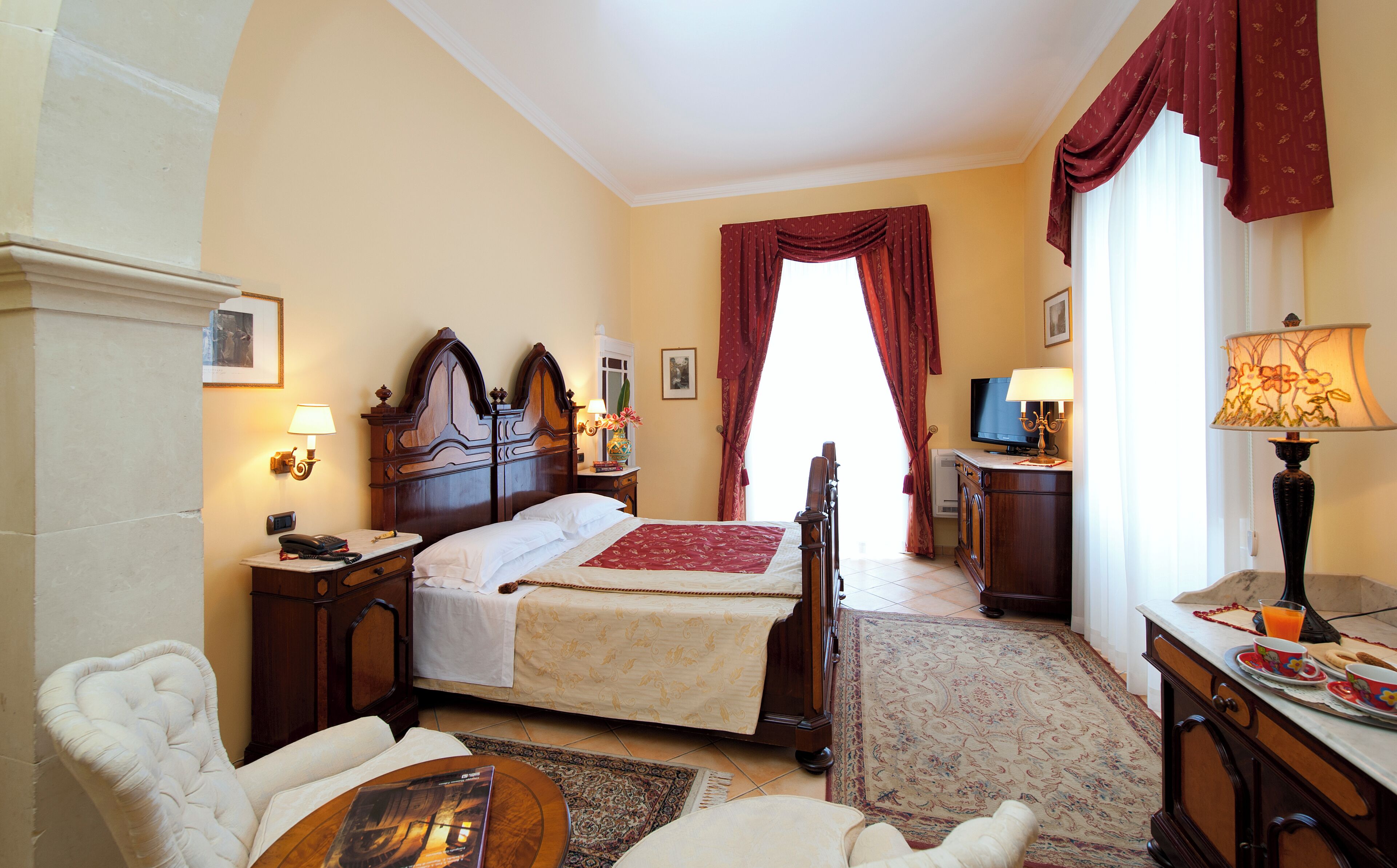 Signature Suite | Minibar, in-room safe, desk, soundproofing