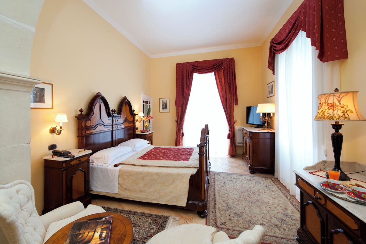 Signature Suite | Minibar, in-room safe, desk, soundproofing