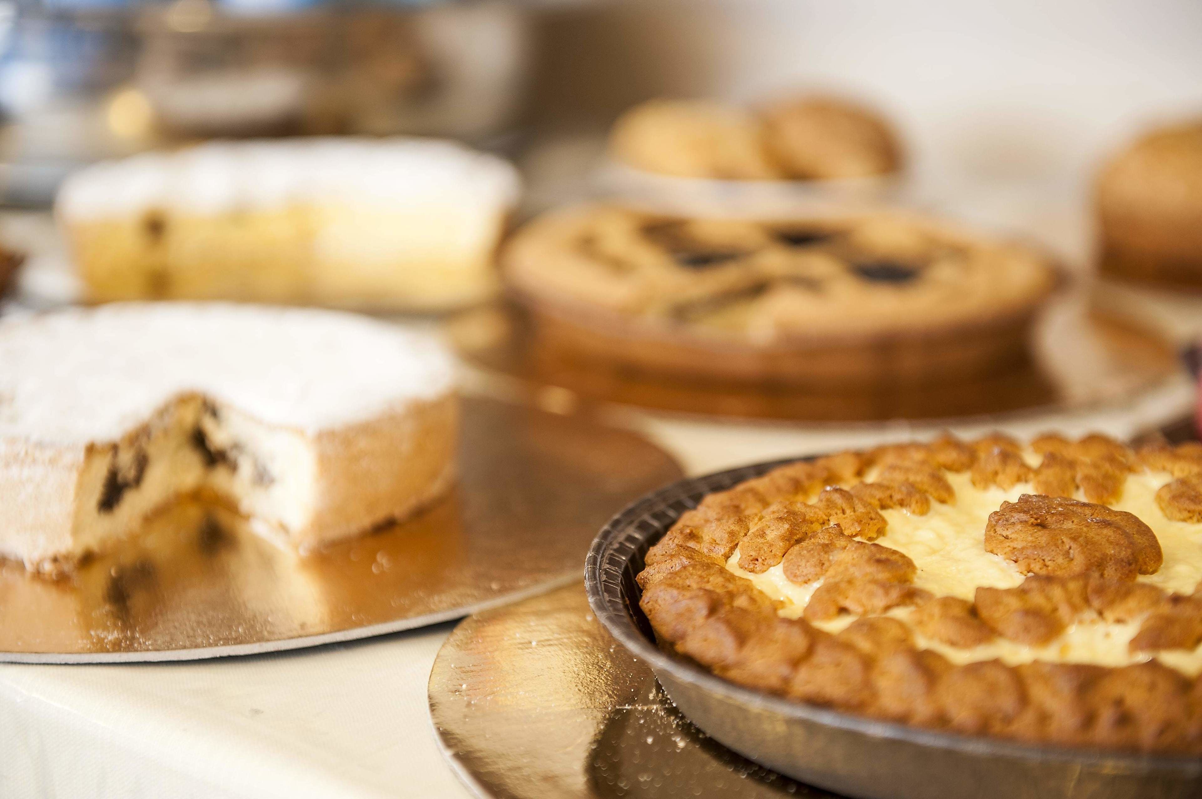Verschiedene Kuchen auf Tabletts.