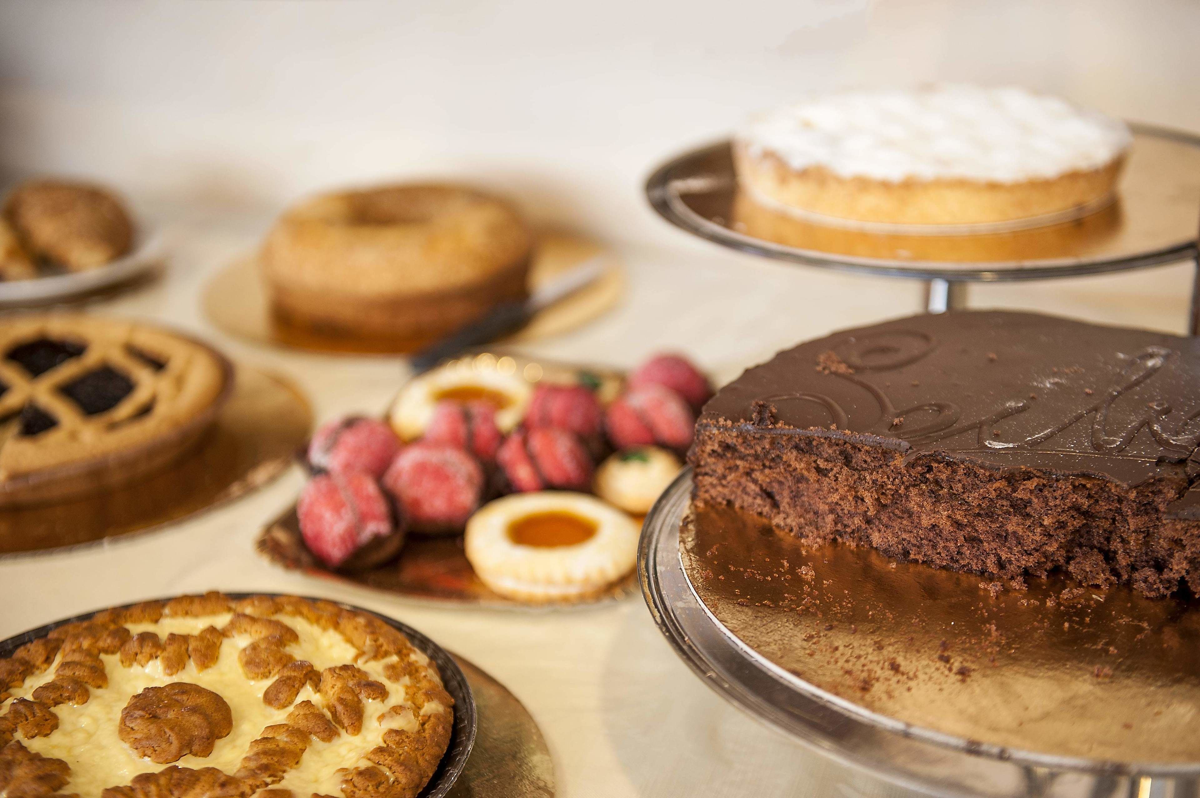 Una variedad de postres a la vista, como pasteles y dulces.