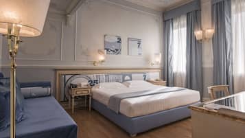 Camera Superior | Copriletto in piuma, una cassaforte in camera