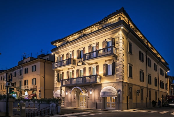 Front of property – evening/night