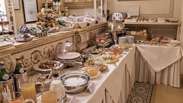 Una barra libre con diversos alimentos y bebidas.