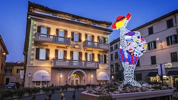 Facciata della struttura - sera/notte