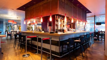 2 bars/lounges, cocktail bar
