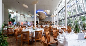 2 restauranter, frokost, lunsj og middag serveres, middelhavsretter