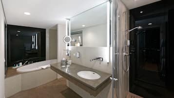 Deluxe Junior Suite | Bathroom | Free toiletries, hair dryer, towels