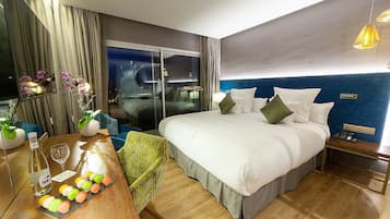 Habitació doble o amb dos llits individuals prèmium, vistes al mar | 1 dormitori, roba de llit d'alta qualitat i minibar