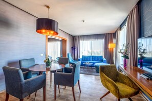 高級寢具、迷你吧、客房內保險箱、書桌