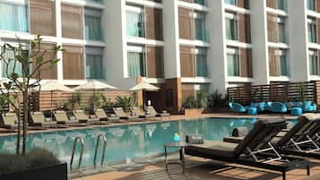 Utendørsbasseng og solsenger