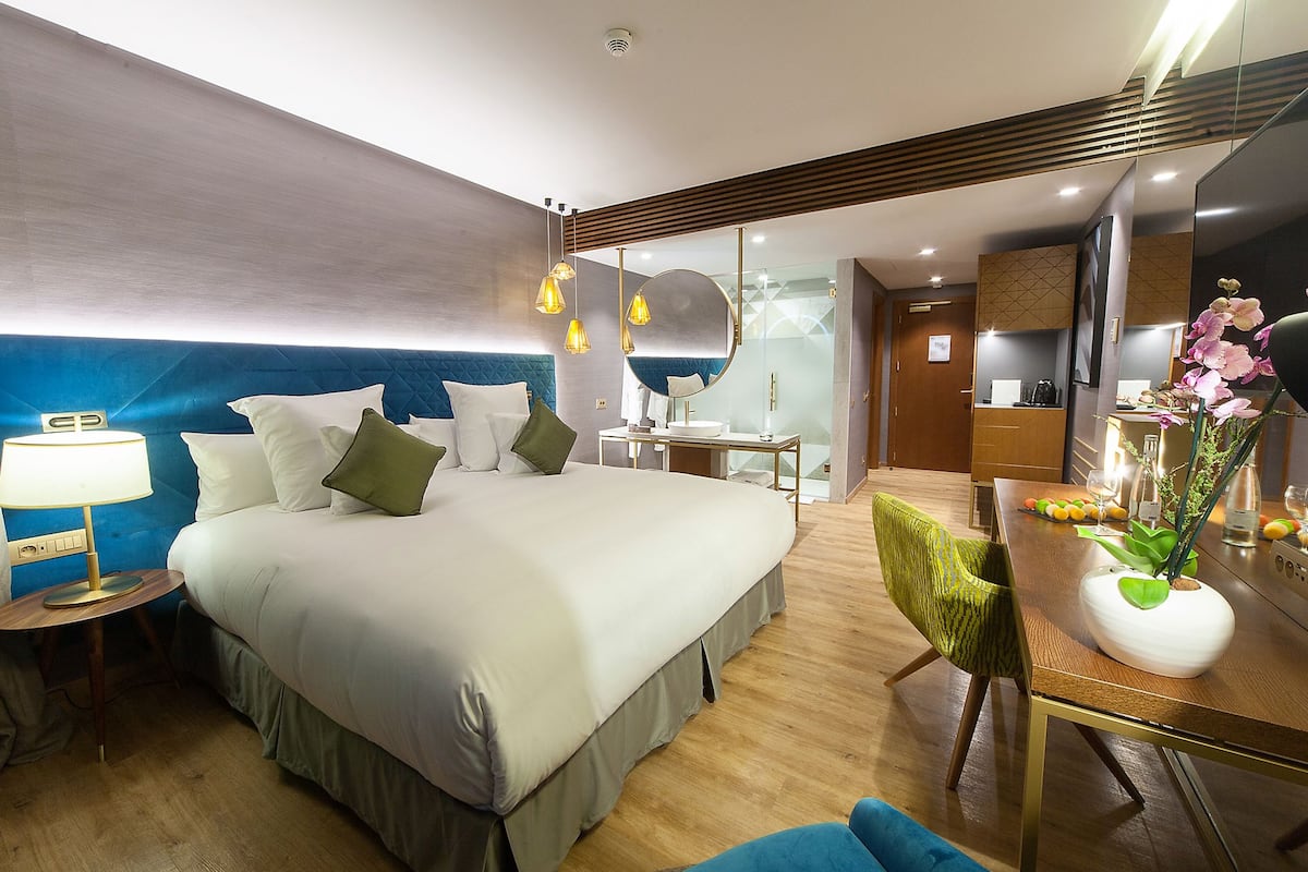 1 bedroom, premium bedding, minibar, in-room safe