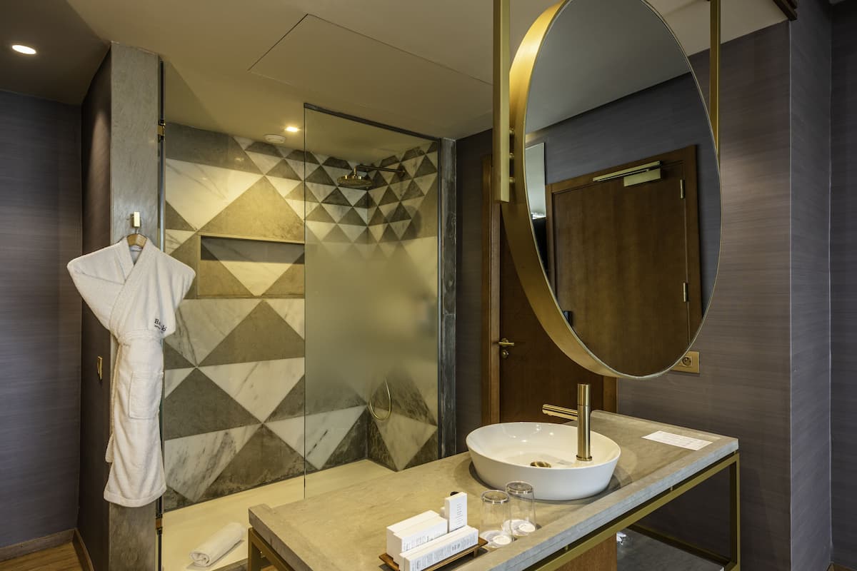 shower, rainfall showerhead, free toiletries, hair dryer