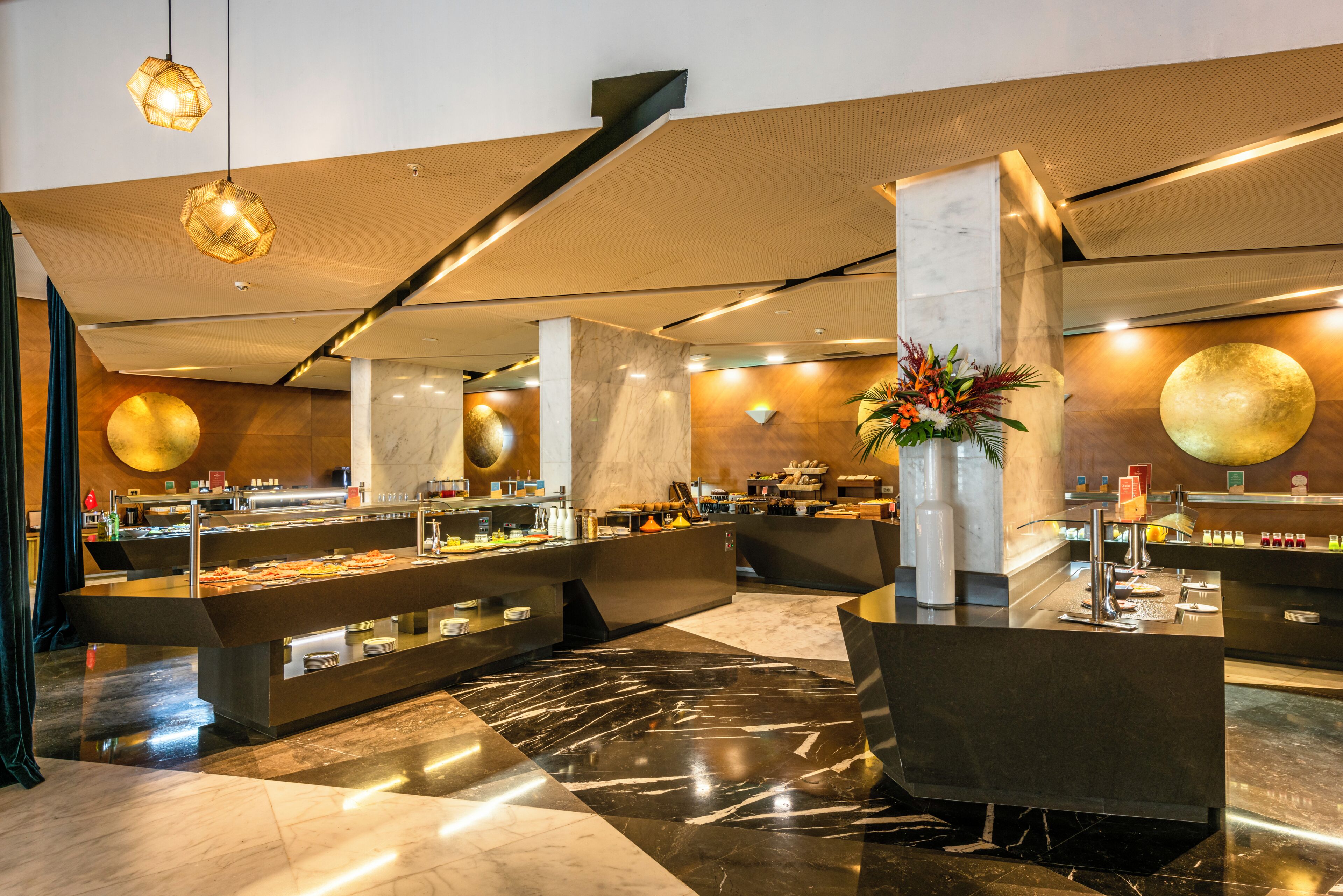 Petit déjeuner buffet servi tous les jours en supplément