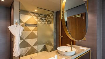 Douche, douche à « effet pluie », articles de toilette gratuits