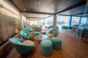 2 間酒吧/酒廊、池畔酒吧