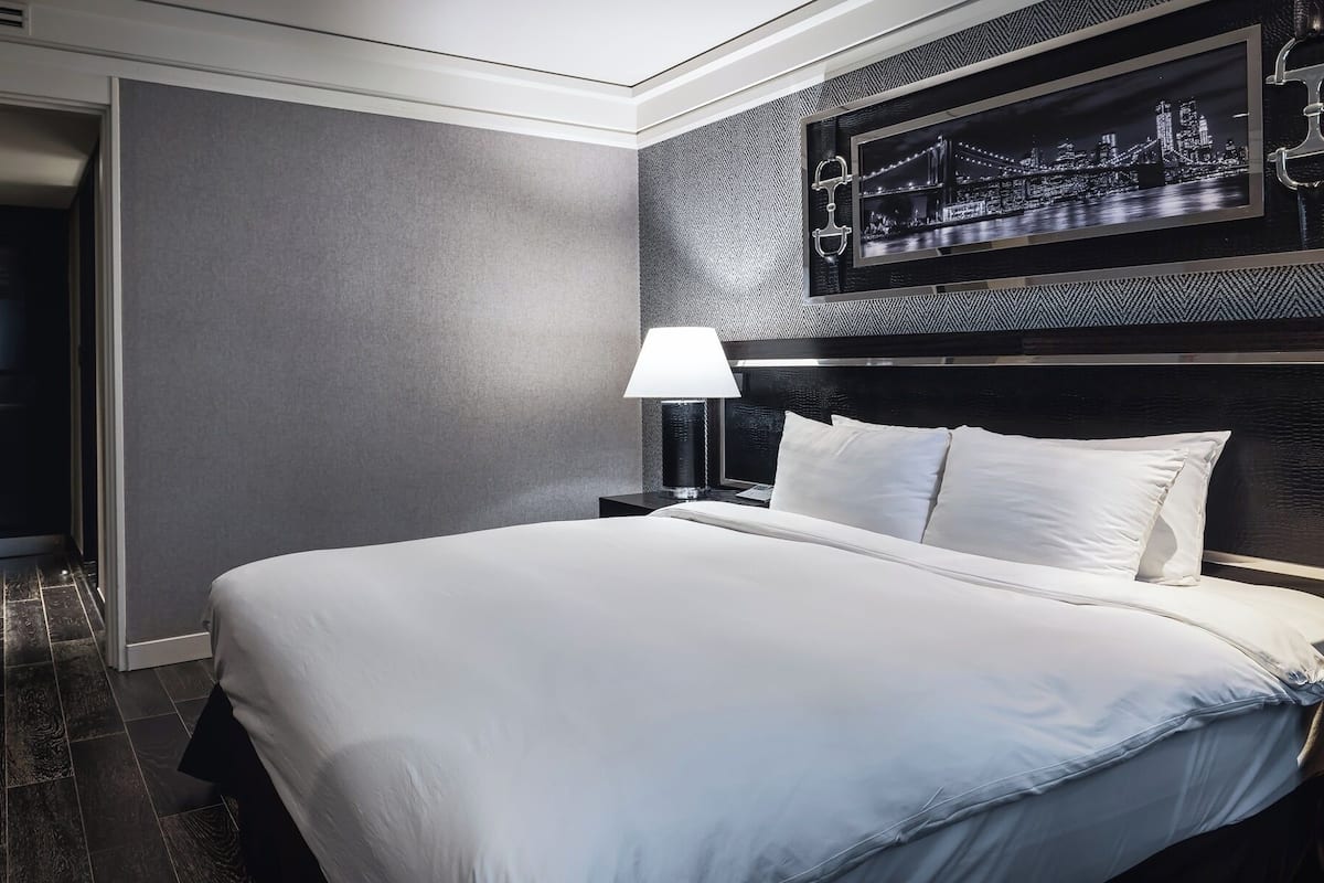 Premier-Zimmer, 1 King-Bett | Zimmersafe, Schreibtisch, Verdunkelungsvorhänge, schallisolierte Zimmer