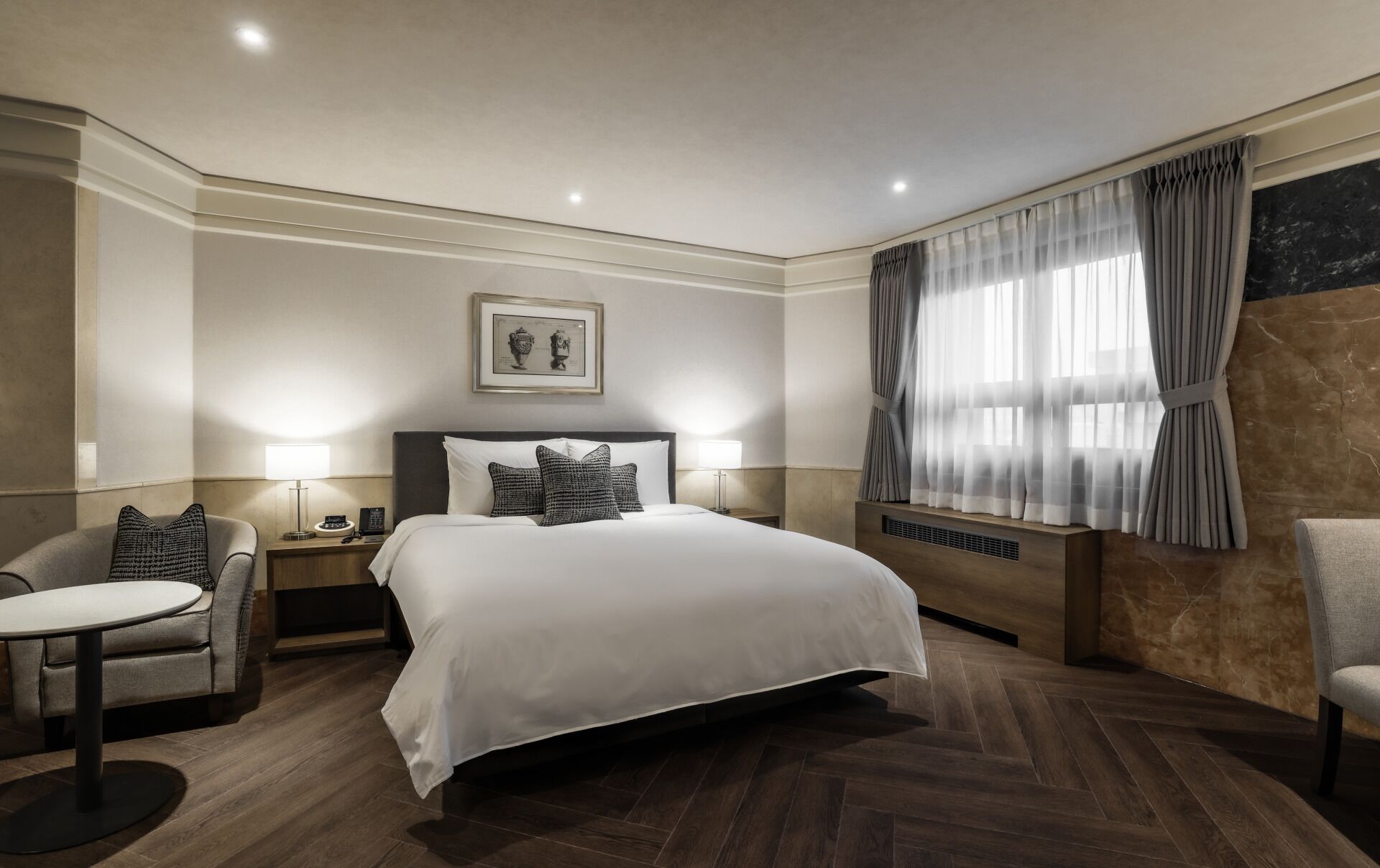 Suite (Kensington) | In-room safe, desk, blackout curtains, soundproofing