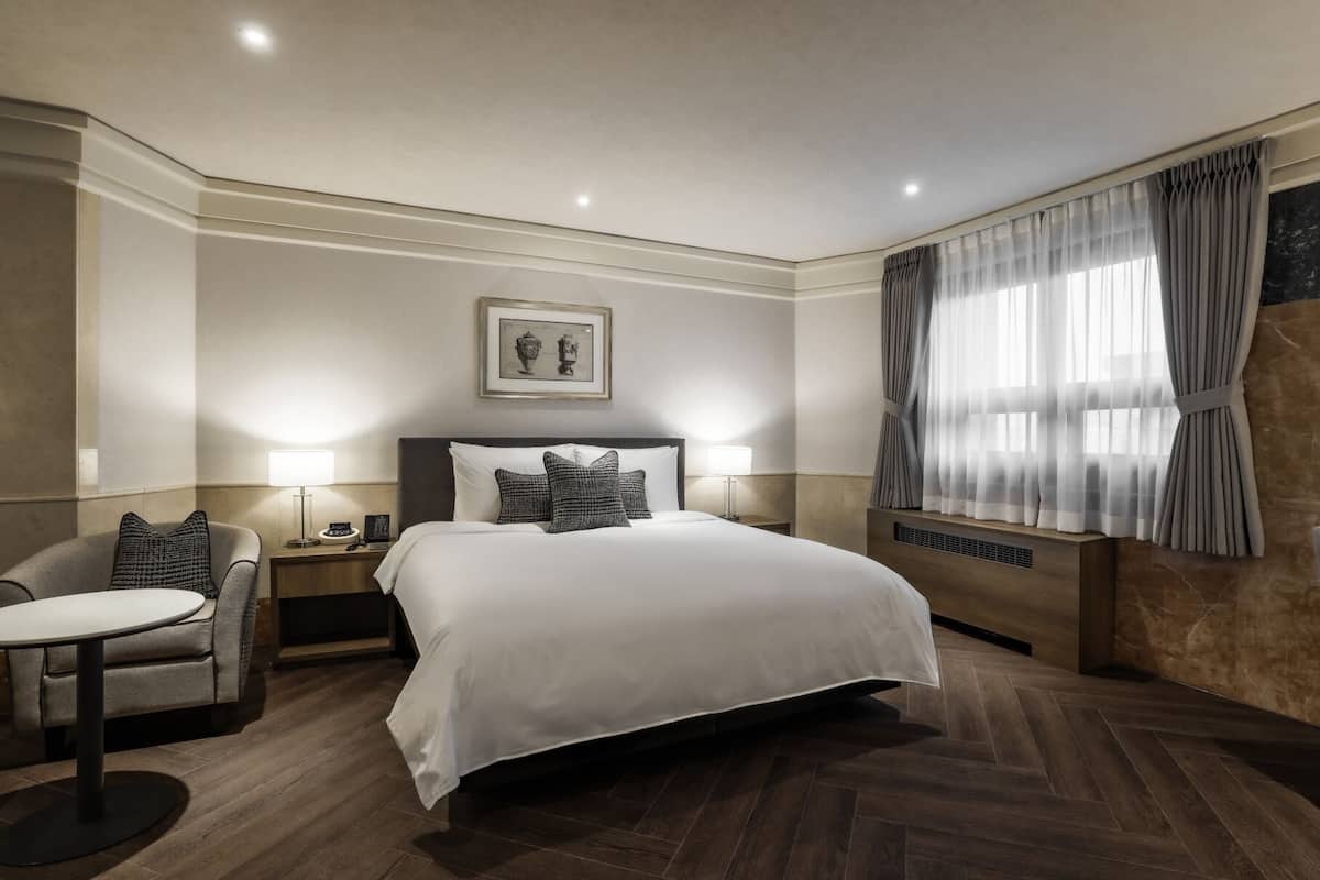 Suite (Kensington) | In-room safe, desk, blackout curtains, soundproofing