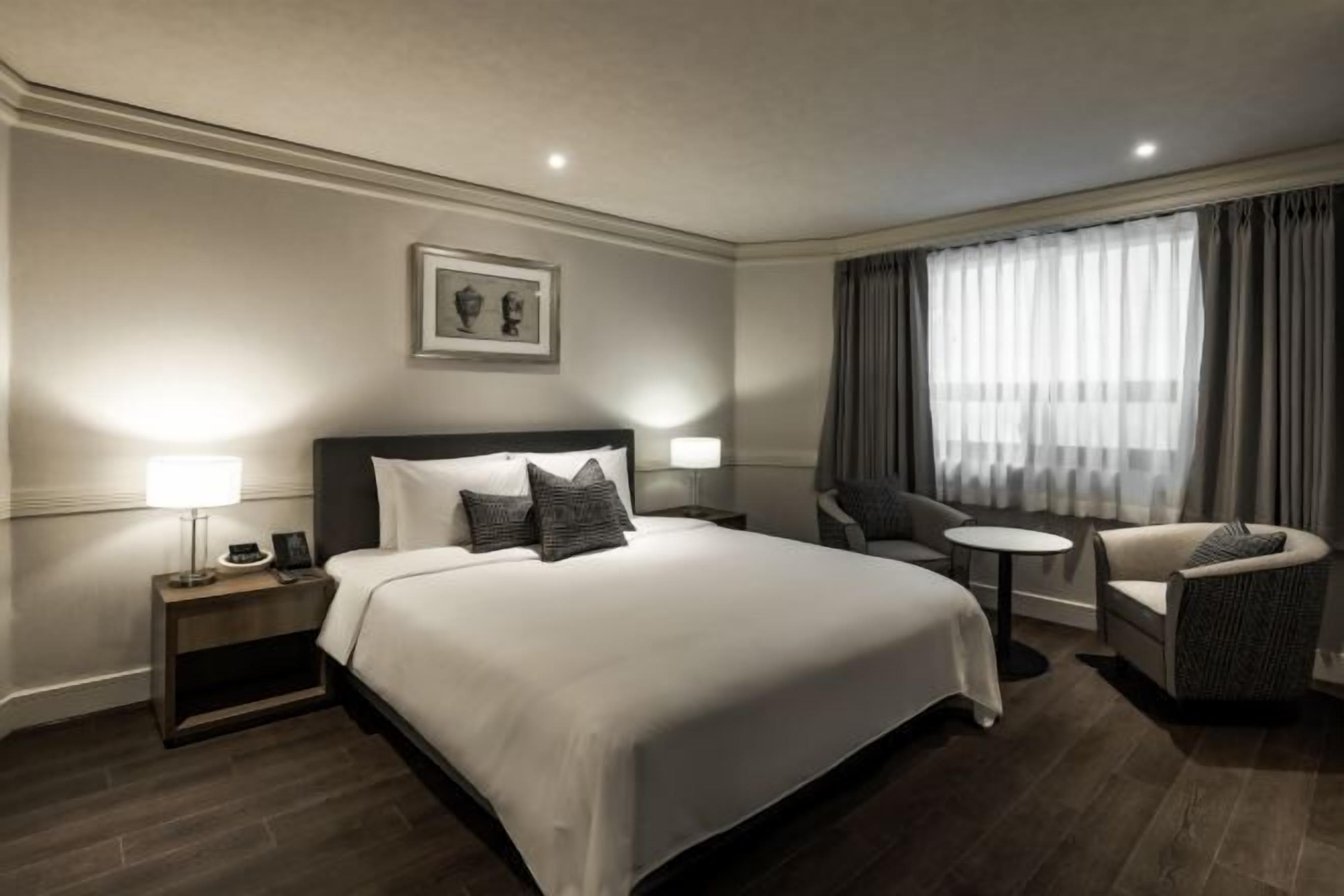 Een kluis op de kamer, een bureau, verduisterende gordijnen