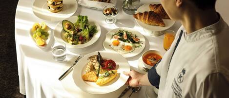 3 restaurants; breakfast, lunch, dinner, and brunch served